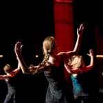 Balletschool Heerhugowaard dansles dans les geven zwarte pakjes leerlingen juf dansjuf uitleggen danszaal modern jazz volwassenen optreden COOL Theater choreografie Alicia Keys