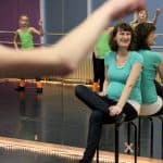 Balletschool Heerhugowaard dansles dans les geven zwarte pakjes leerlingen juf dansjuf uitleggen danszaal zwanger